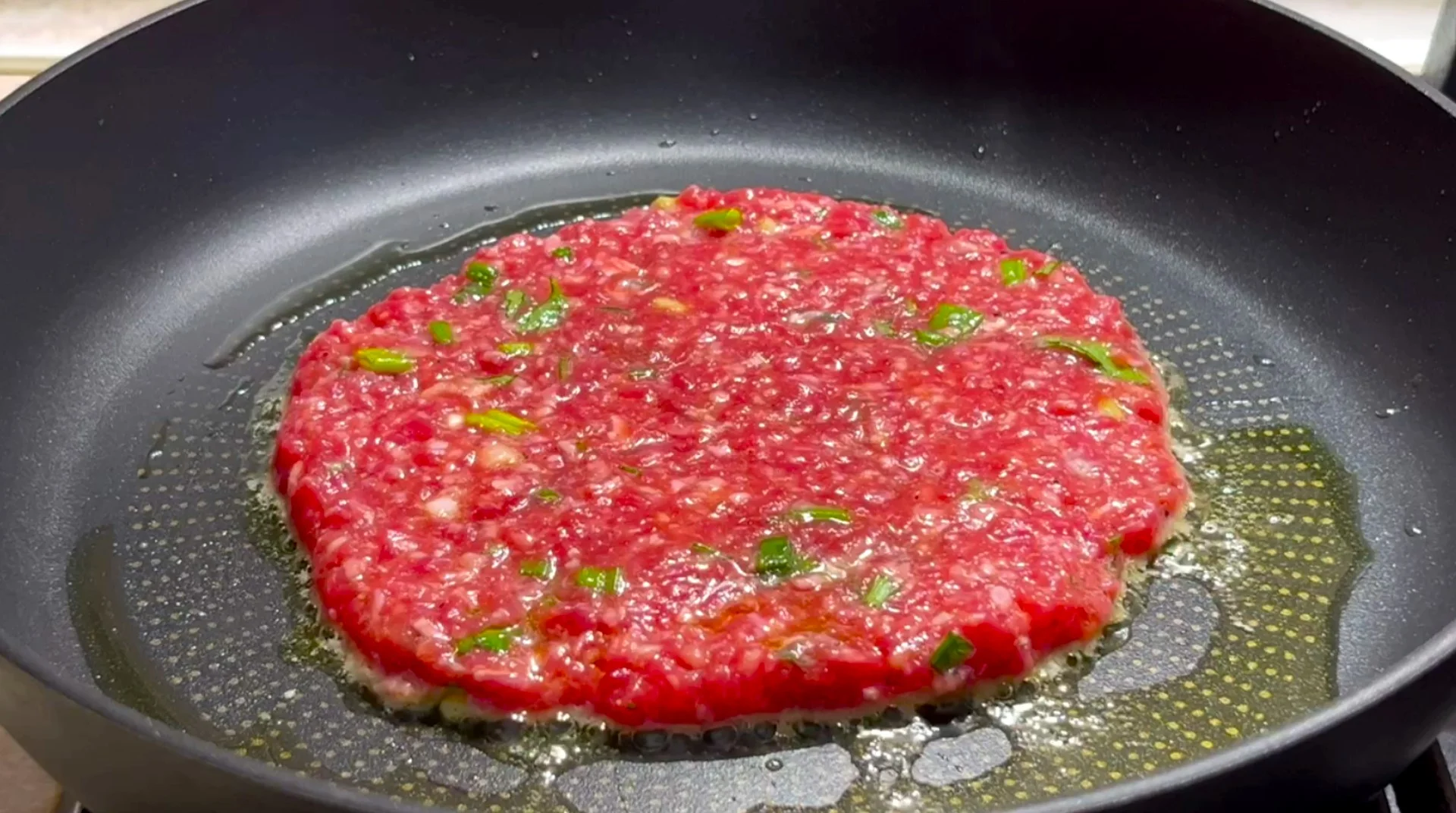 Идеальные жареные котлеты для гамбургера — сочные и вкусные Идеальные жареные котлеты для гамбургера — сочные и вкусные