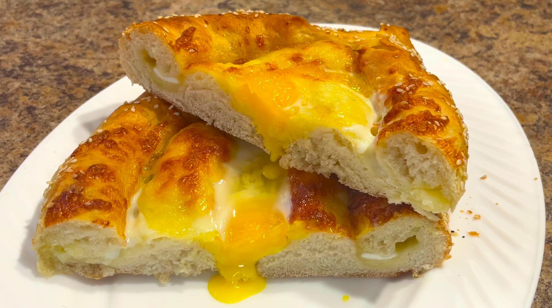 Хачапури по-аджарски с сыром: Легкий и вкусный рецепт! Хачапури по-аджарски с сыром: Легкий и вкусный рецепт!