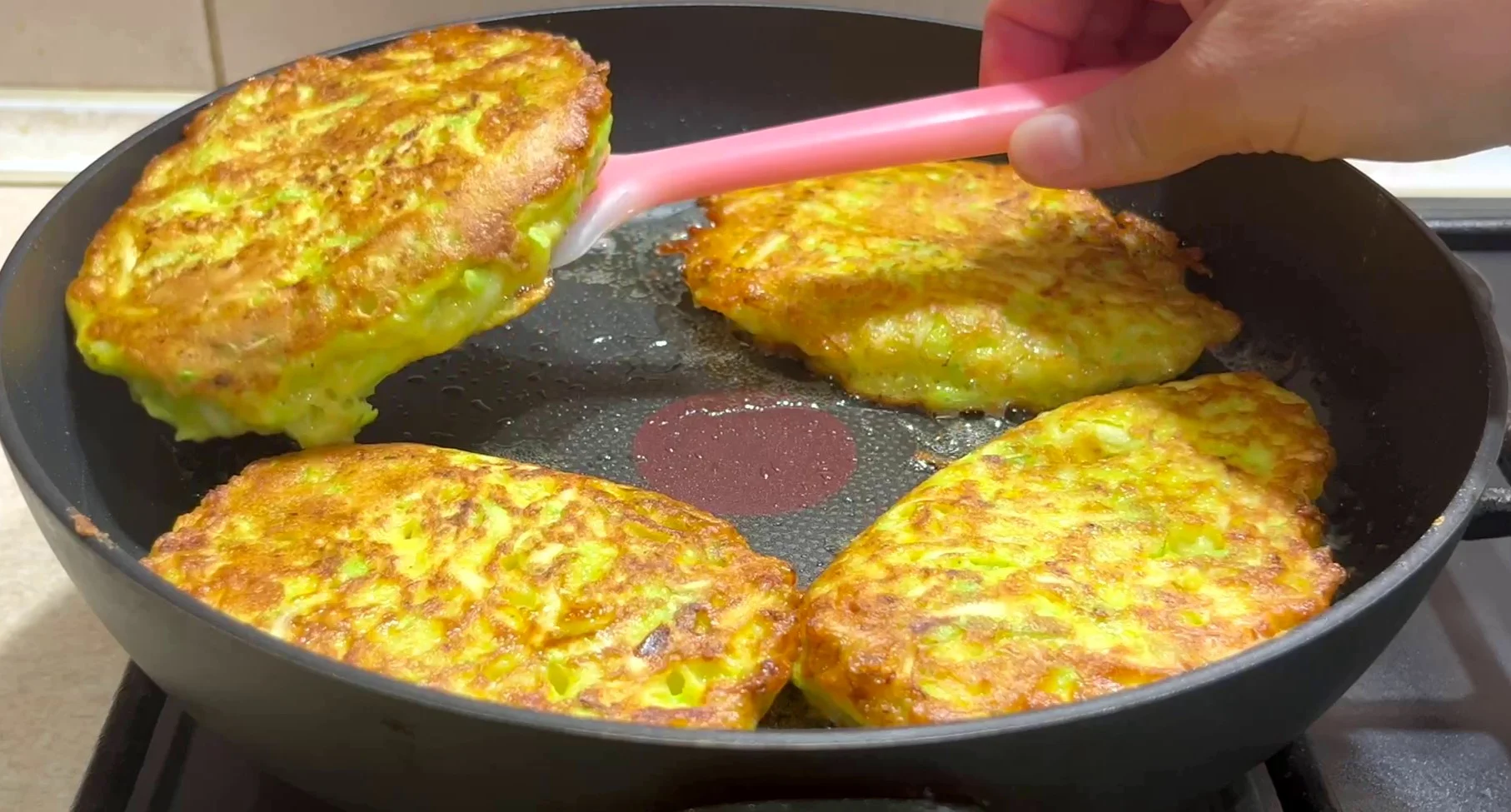 Оладьи из Кабачков: Сбейте кабачки в пену, и вы получите самые пухлые и нежные! Очень простой и вкусный рецепт!