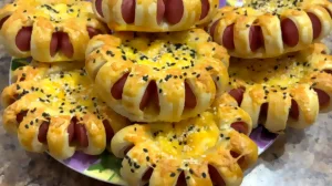 Сосиски в слоеном тесте с сыром - быстро и вкусно! Сосиски в слоеном тесте с сыром – быстро и вкусно!