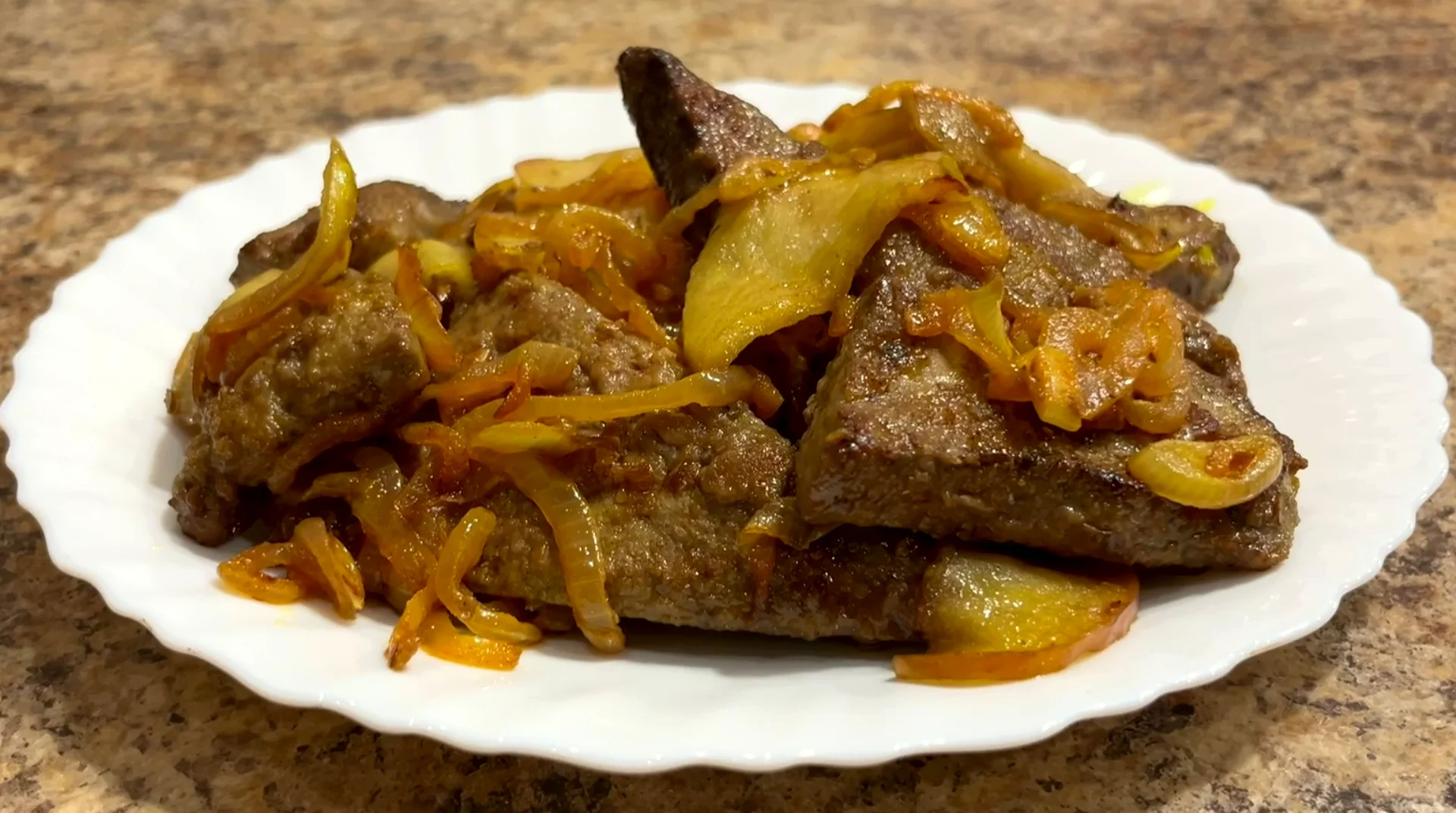 Печень с яблоками и луком – вкуснее мяса!