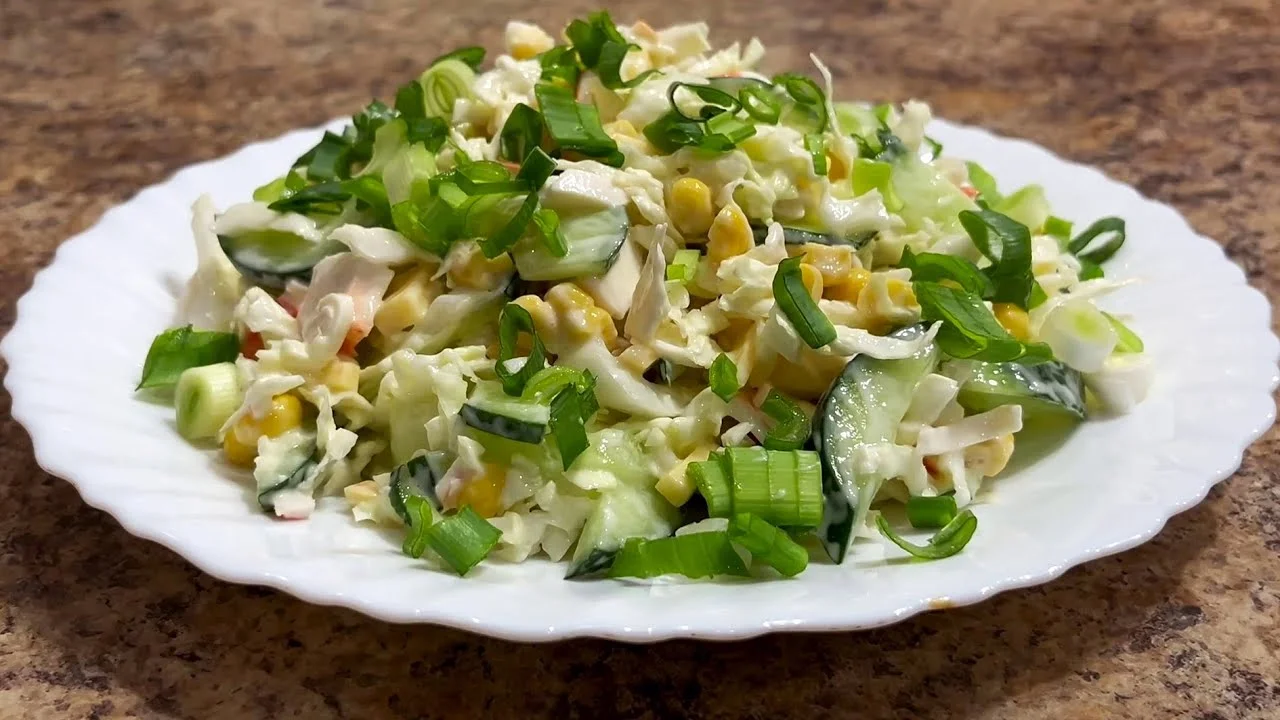 Быстрый и Вкусный Салат с Пекинской Капустой, Овощами и Крабовыми Палочками Быстрый и Вкусный Салат с Пекинской Капустой, Овощами и Крабовыми Палочками