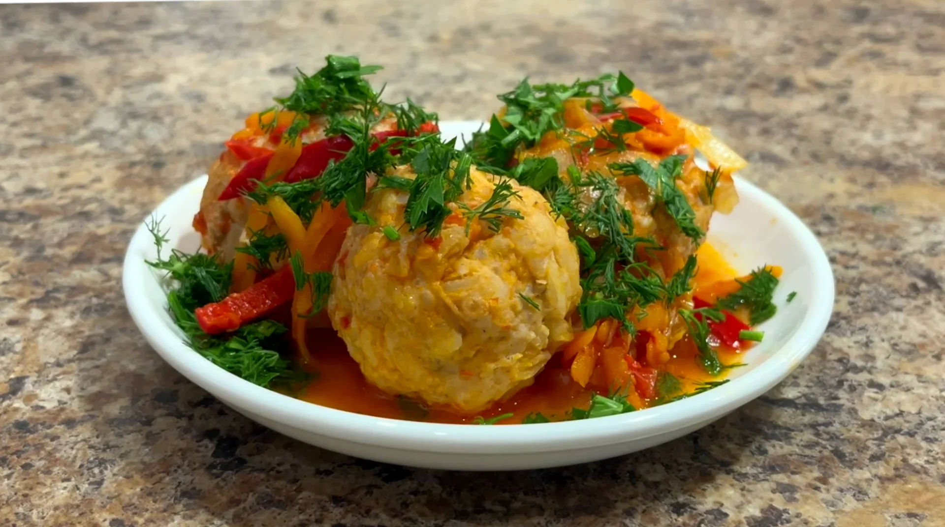 Тефтели с рисом и овощами в томатном соусе!