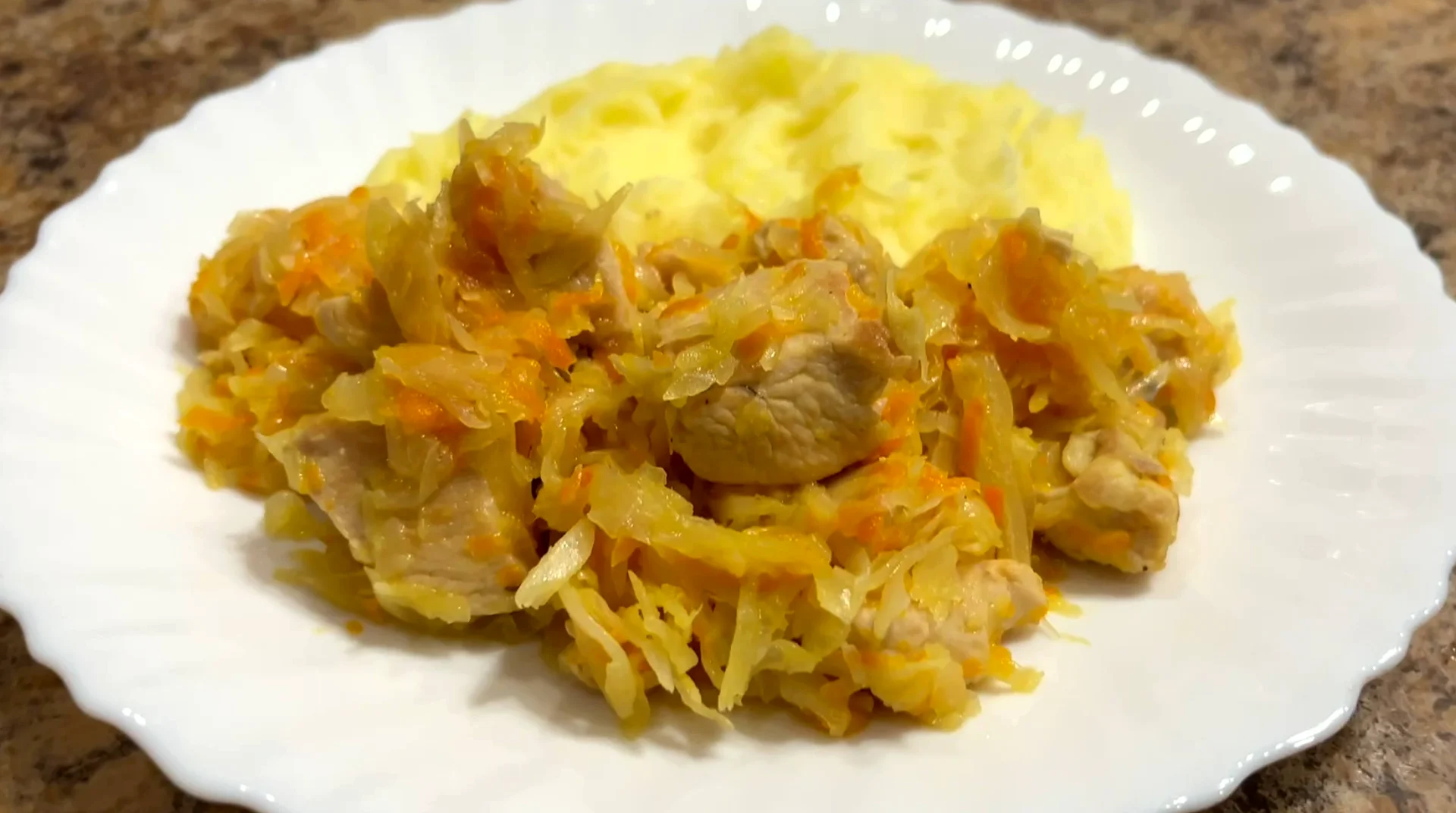 Быстрый ужин: тушеная капуста с мясом – сытно и вкусно! Быстрый ужин: тушеная капуста с мясом – сытно и вкусно!