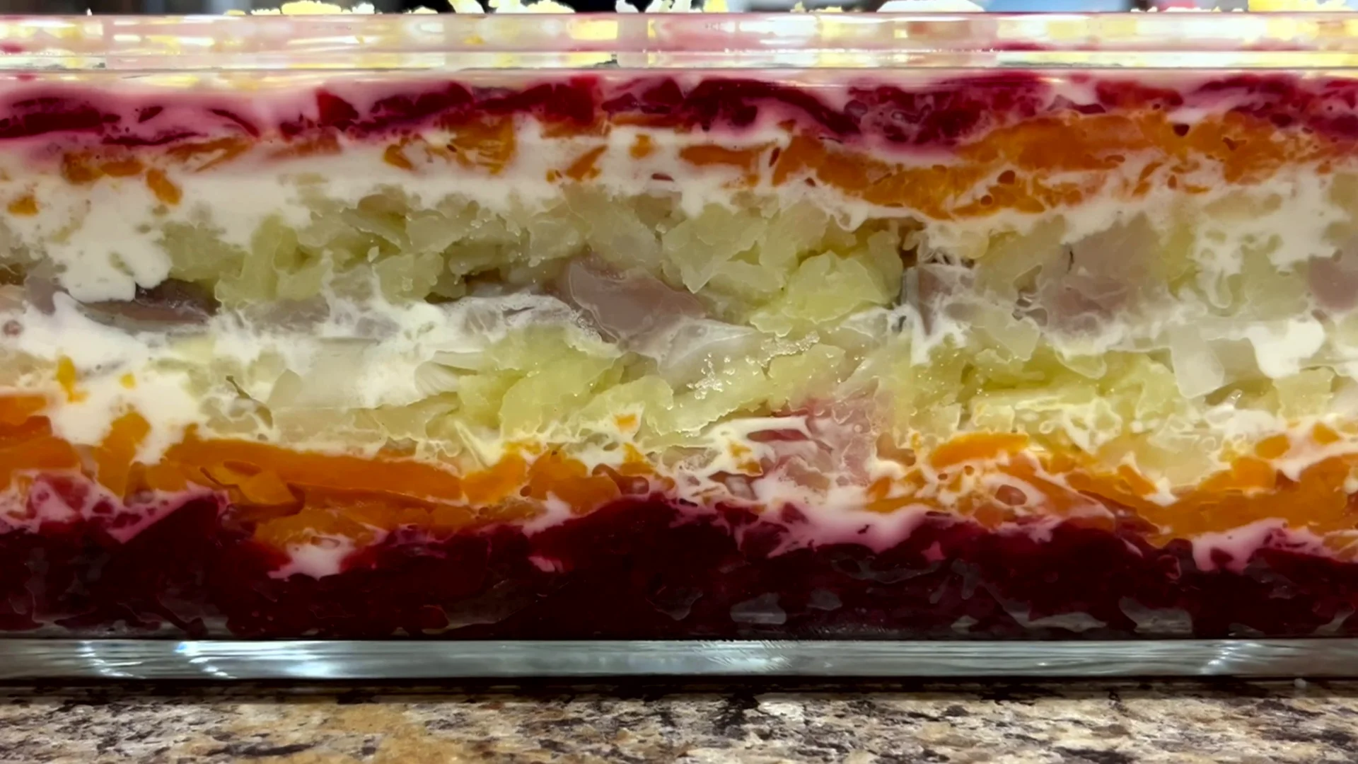 Рецепт: Салат "Селедка под шубой" - правильно чередуем слои Рецепт: Салат “Селедка под шубой” – правильно чередуем слои