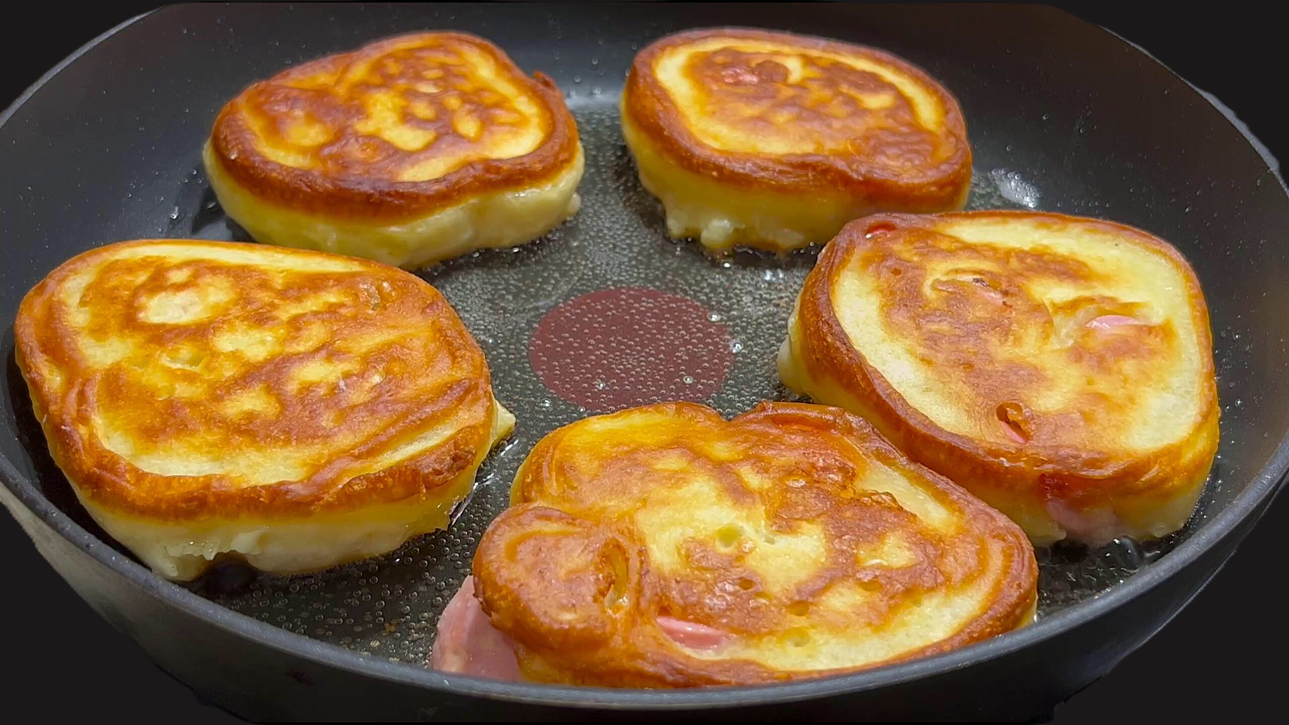 Сосиски в тесте без духовки – просто на сковороде! Сосиски в тесте без духовки – просто на сковороде!