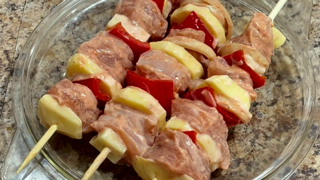 шашлык в духовке с гарниром