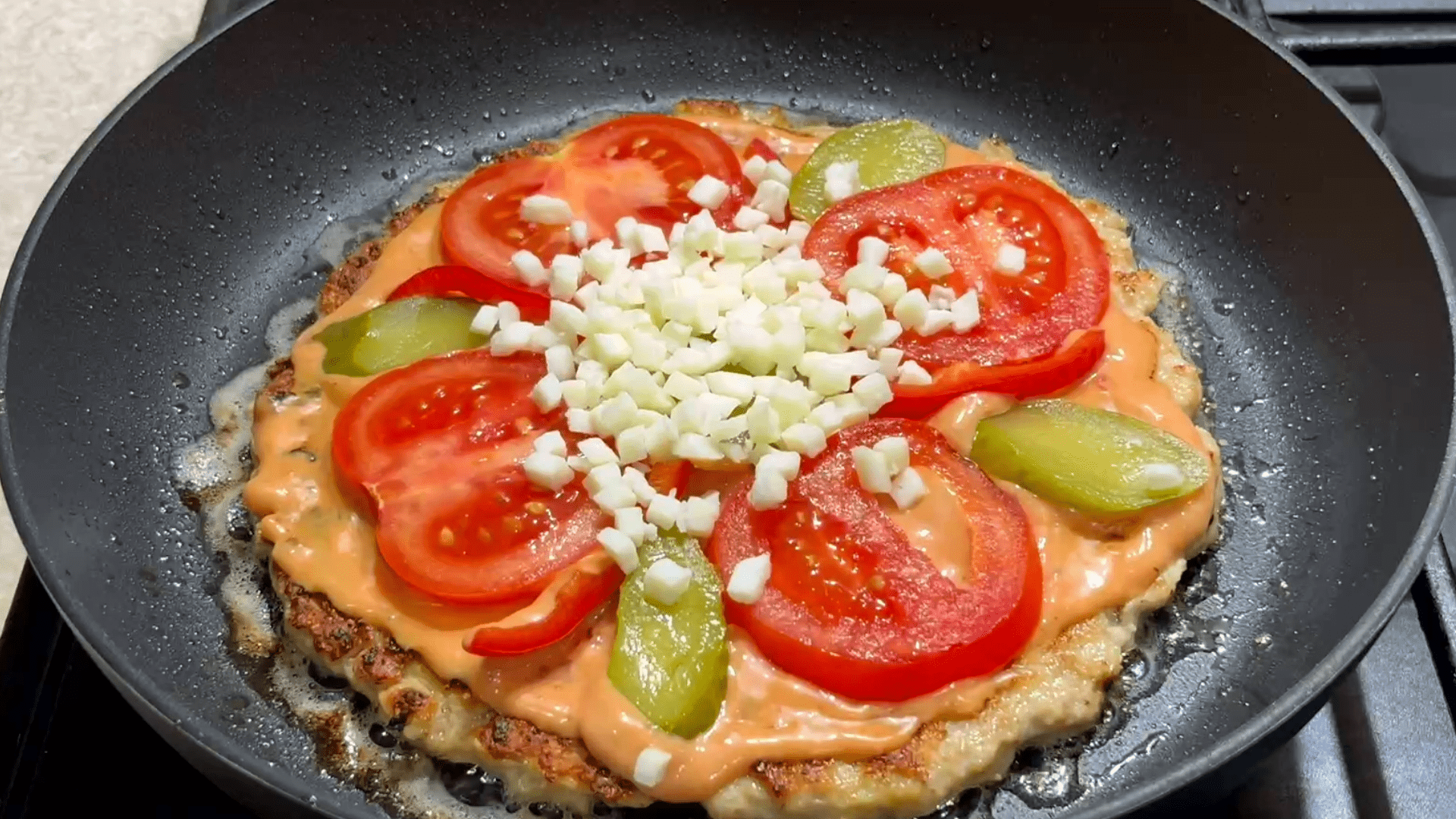 Мясная пицца – быстрая закуска без муки и теста!