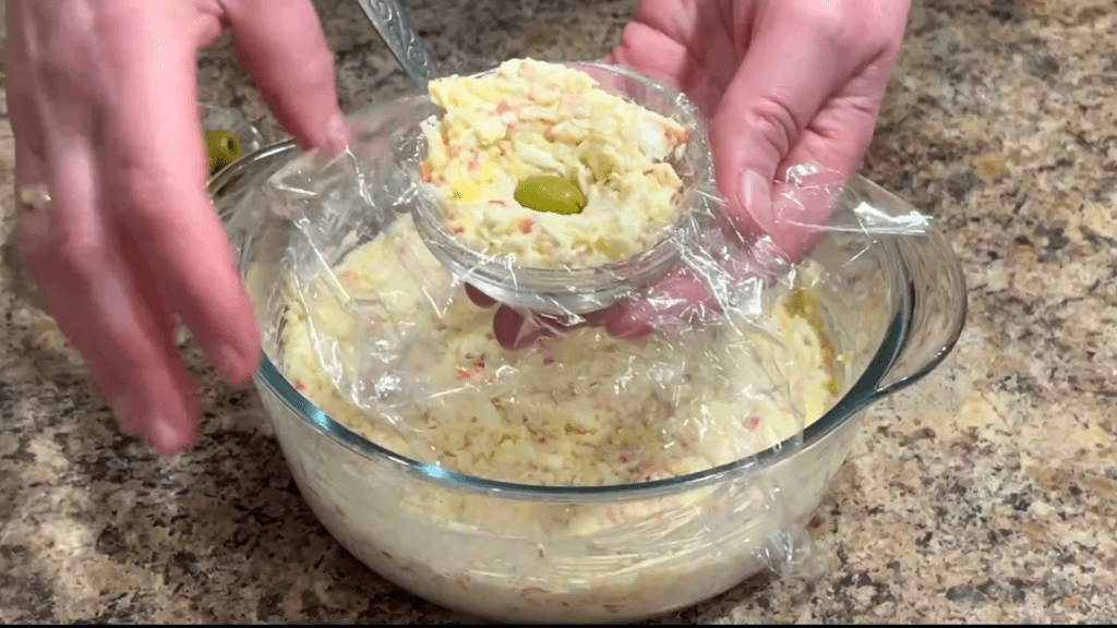 Закуска "Рафаэлло" из крабовых палочек с оливками