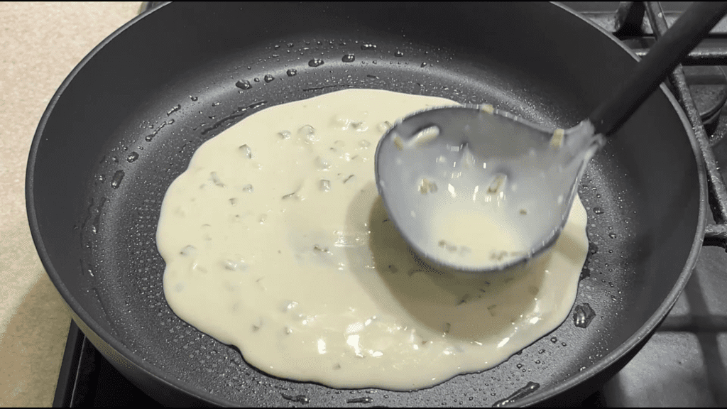 Чесночные лепешки с хрустящей корочкой и зеленым луком