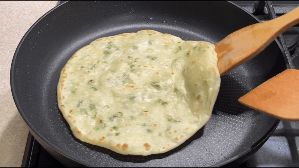 Чесночные лепешки с хрустящей корочкой и зеленым луком