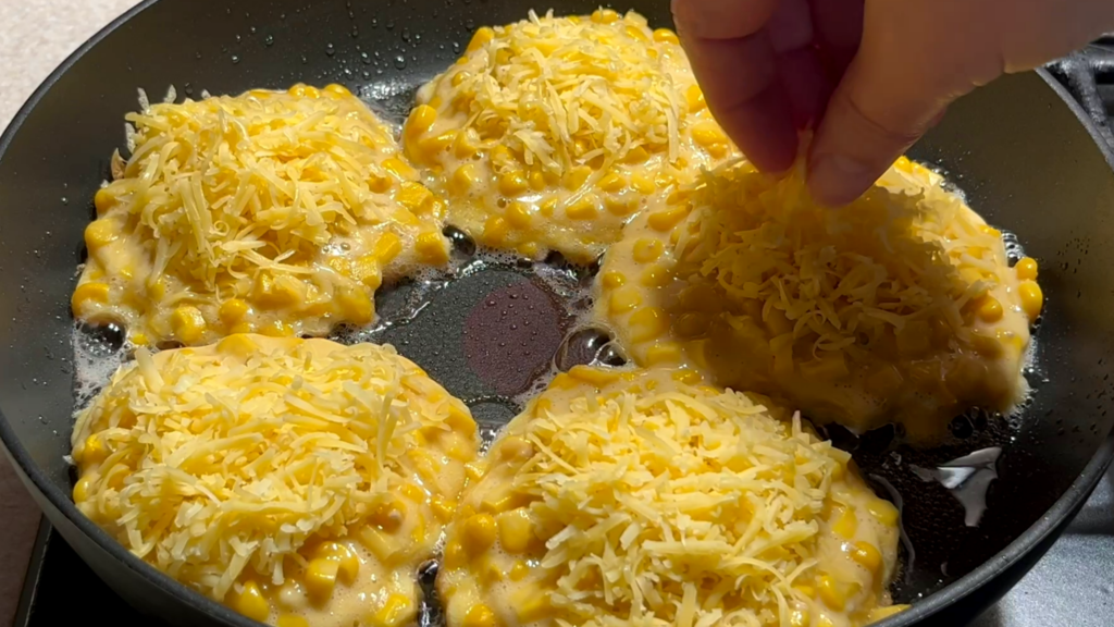 кукурузные оладьи с сыром