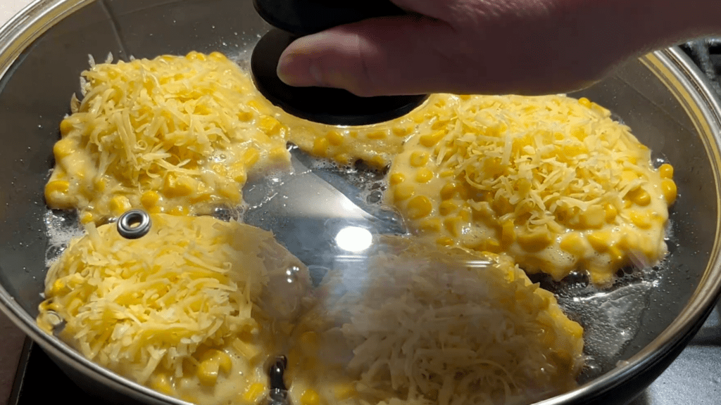 кукурузные оладьи с сыром