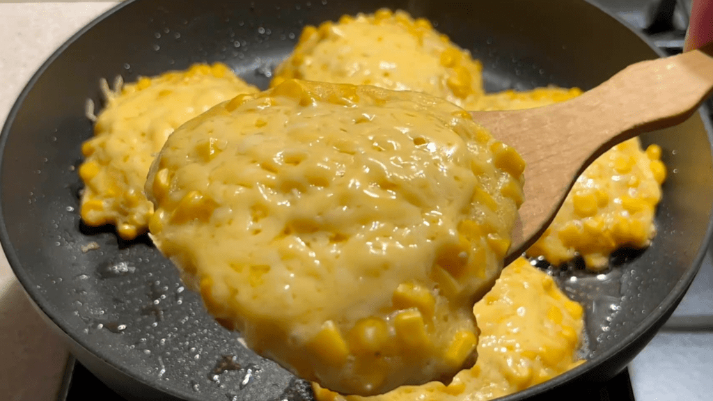 кукурузные оладьи с сыром