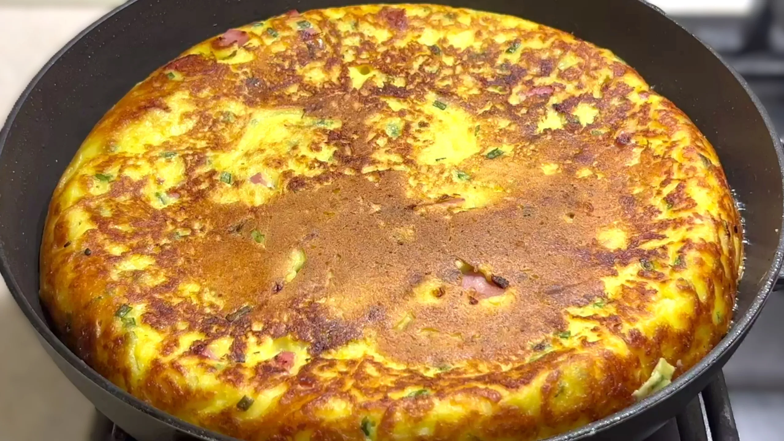 Картофельный пирог на сковороде — без духовки и хлопот