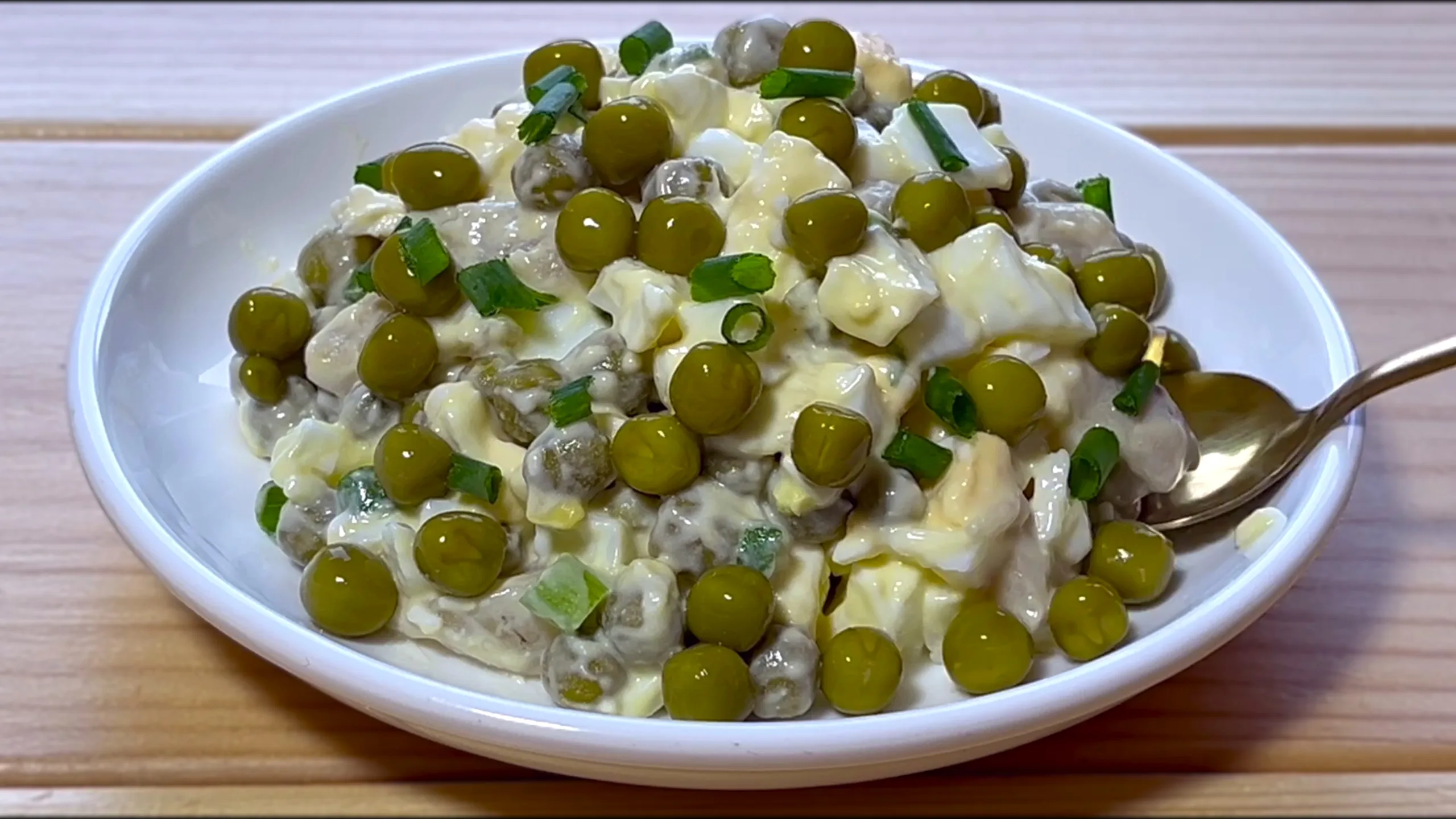 Нежный салат с плавлеными сырками грибами и горошком!