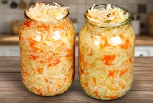 Фото готовой хрустящей квашеной капусты в банке